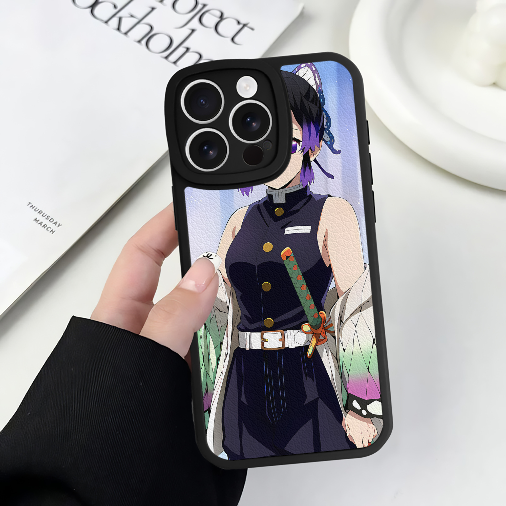 （画像用） 鬼滅の刃（きめつのやいば）蟲柱-胡蝶 しのぶ／こちょう しのぶ Kochou Shinobu 【iPhone 16シリーズ対応】シリコンスマホケース（レザー調） 材質：シリコン